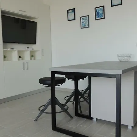 Millberry Beach Apts 23 *